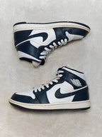 Men Air Jordan 1 Mid Obsidian White Metallic Gold EU 42 Sneakers
