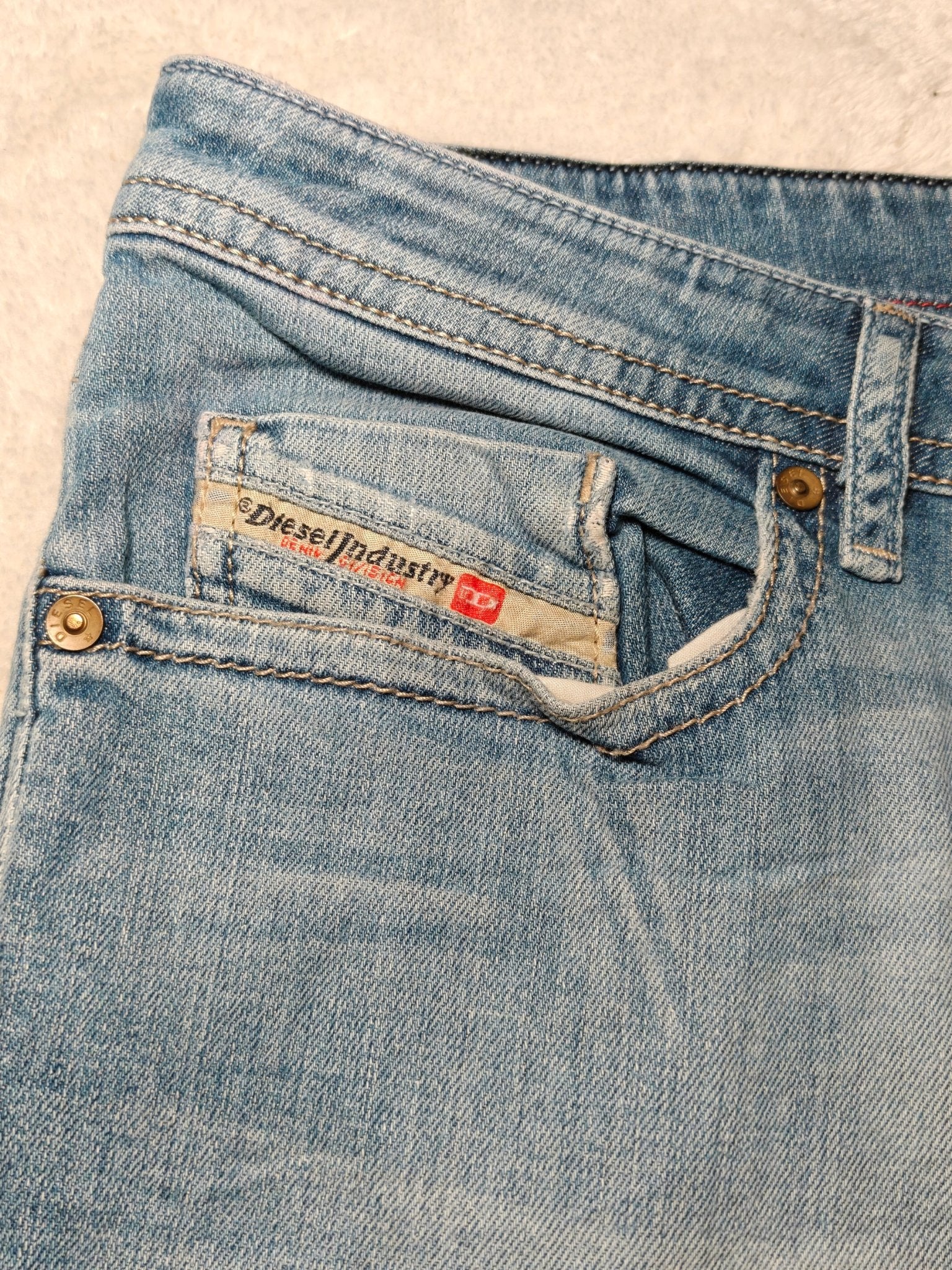 Men Diesel Buster Blue Wash 0685C Regular Slim Tapered W32 L30 Jeans