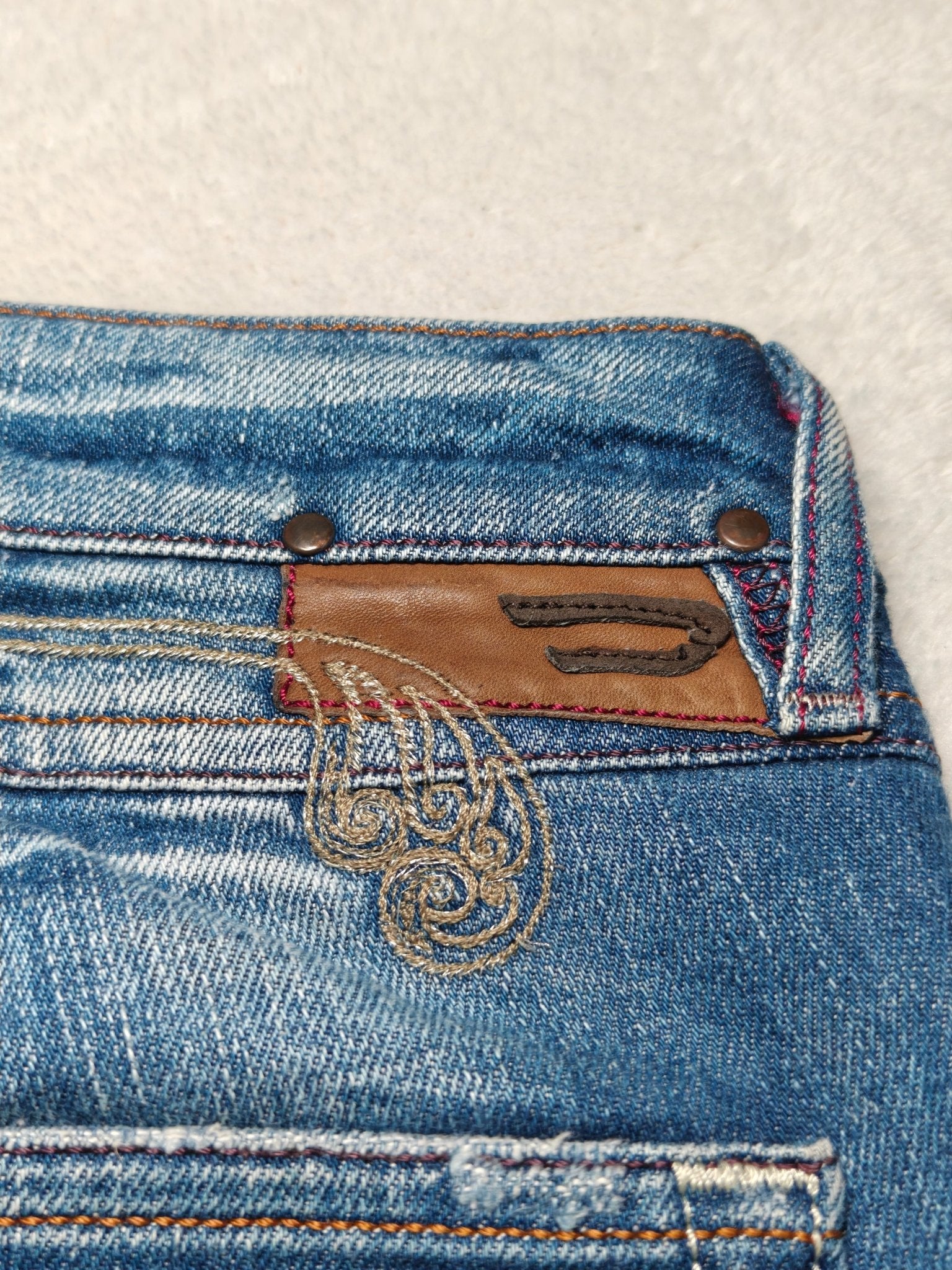 Women Diesel Clush Blue Wash 0070U Straight Slim W26 L34 (EU 36/S) Jeans