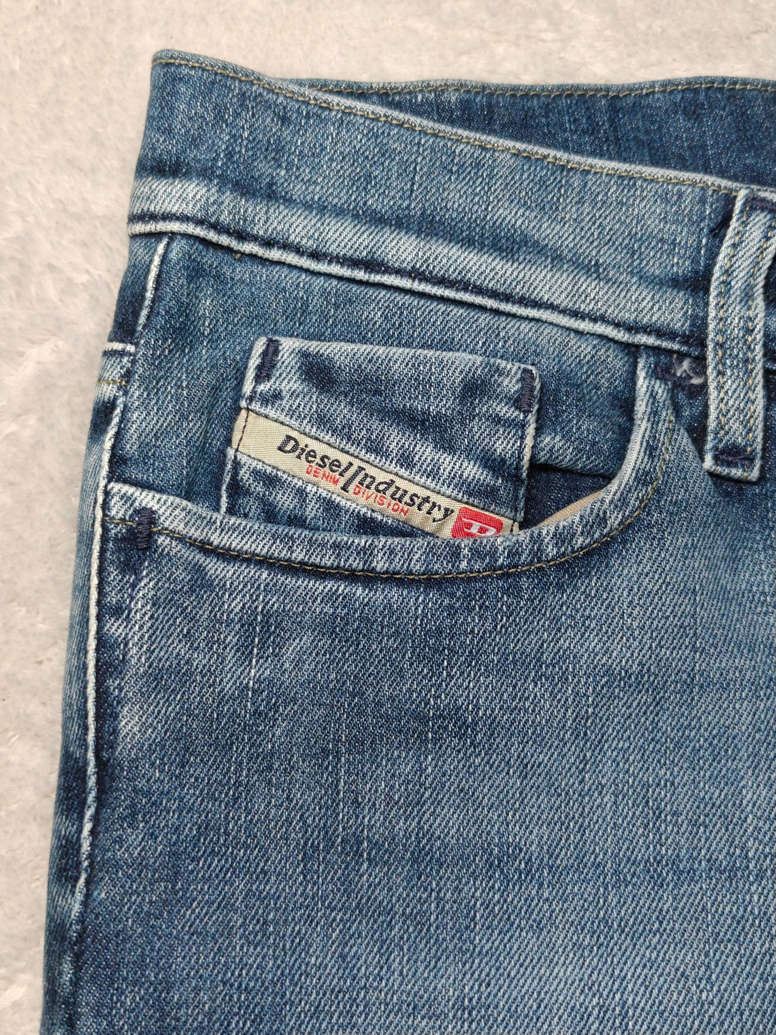 Women Diesel Liv Blue Wash 0072J Straight W30 L32 (EU 40/L) Jeans